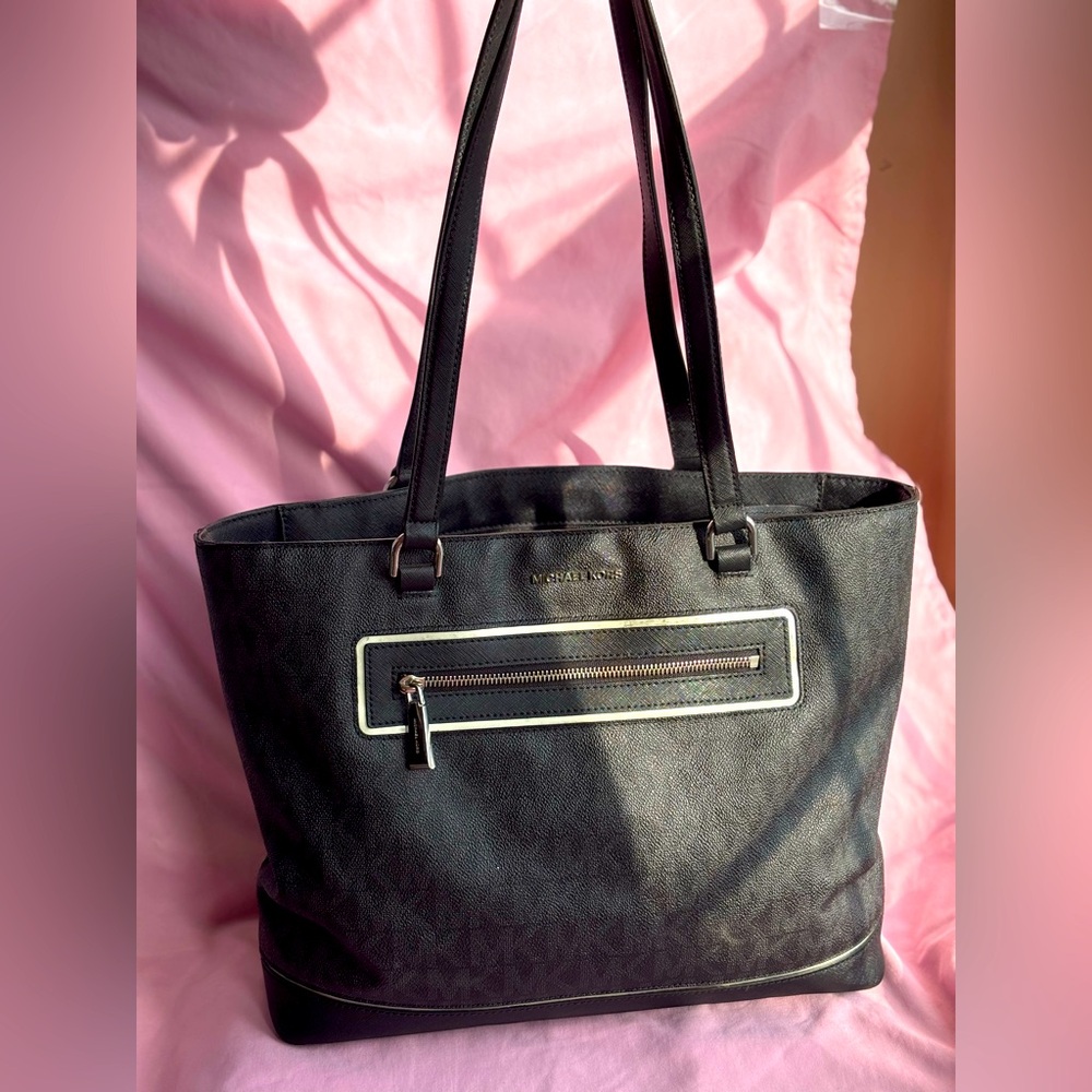 MICHAEL KORS-LARGE TOTE, VERY SPACIOUS, LARGE COMPARTMENTS & KEY FINDER ATTACHED